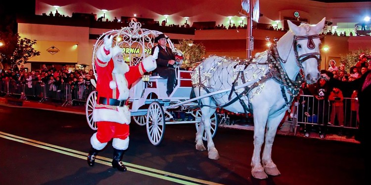 Santa Arrives at the Promende Temecula